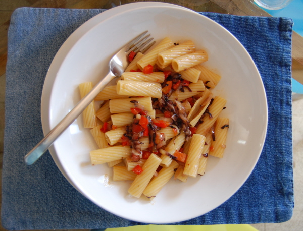 Pasta with radicchio and red pepper